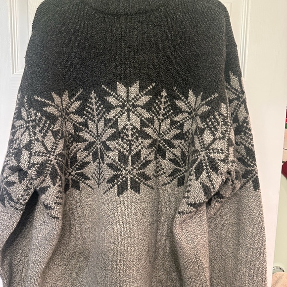 L.L. Bean Charcoal and Light Gray Men's Crewneck Sweater. 100% Lambs Wool - Picture 3 of 3